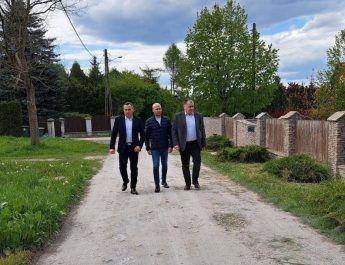 26 kwietnia ulicę Konopnicką odwiedzili: (od lewej) burmistrz Grzegorz Dziubek, prezes WZWiK Paweł Strączyński oraz dyrektor biura ds. inwestycji w UG Sławomir Owczarek (fot. UG Włoszczowa).